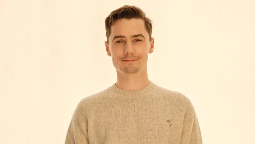 Hjalmar Nilsonne, wearing a beige sweater, with a light background.